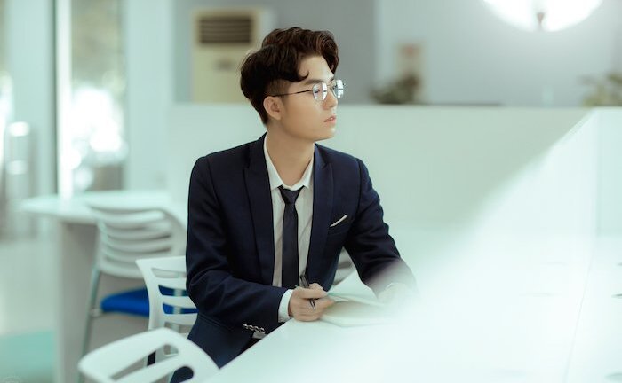 Hot boy ĐH Điện Lực điển trai, cuốn hút trong bộ ảnh kỷ yếu mang phong cách Hàn Quốc