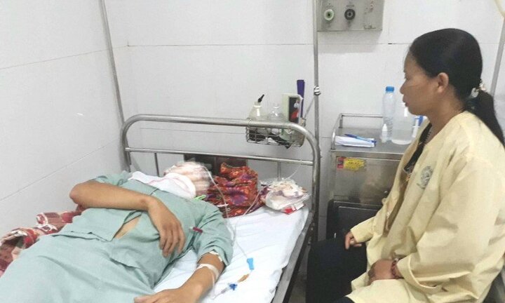 Nam thanh niên bị cọc tre đâm xuyên từ cổ lên mũi nguy kịch