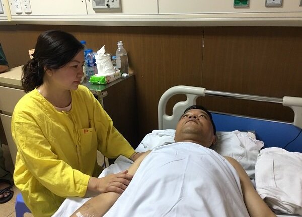 Sức khỏe của cảnh sát cơ động bị thiếu nữ tông thẳng xe giờ ra sao?