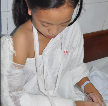 Thương con gái 14 tuổi bị bệnh, bố vay tiền khắp nơi để chạy chữa