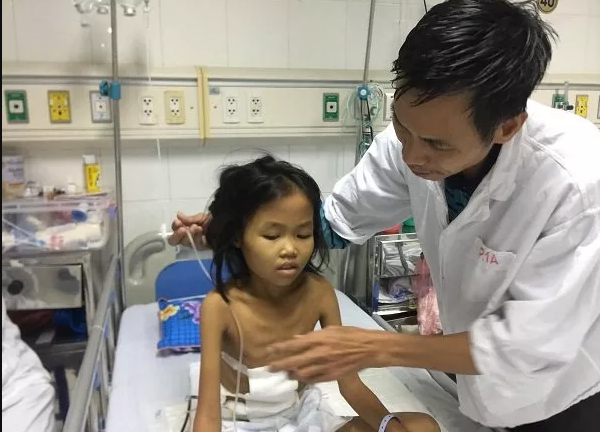 Xót thương hoàn cảnh bố suy tim vay mượn khắp nơi chạy chữa cho con gái tan máu bẩm sinh