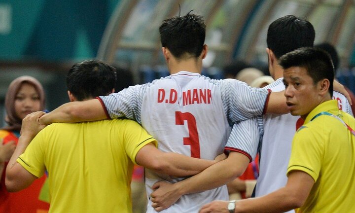 Bị căng cơ đùi, cầu thủ Olympic Việt Nam Duy Mạnh phải mất bao lâu để hồi phục?