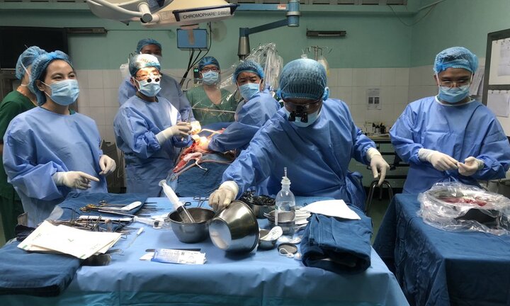 Ghép gan thành công cho hai bệnh nhi bị xơ gan, sự sống chỉ tính bằng ngày