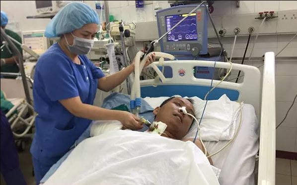 Xót thương hoàn cảnh người thương binh nghèo cụt chân tay, chăm con trai tai nạn nguy kịch