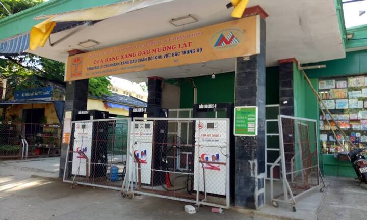 Bị cô lập khiến xăng dầu khan hiếm tại tâm lũ Mường Lát, tư nhân bán đắt gấp đôi