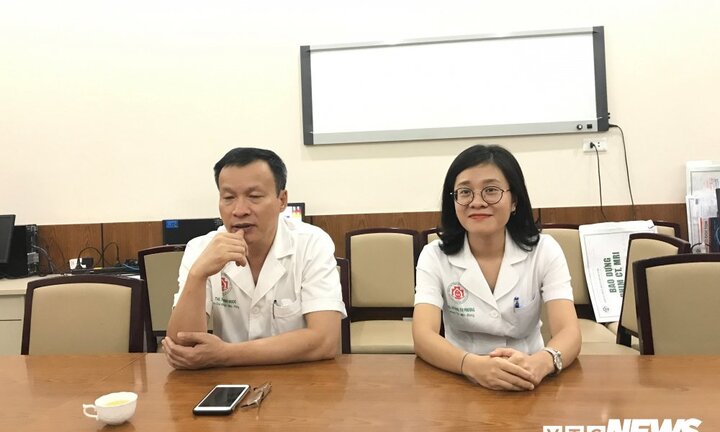 'Sinh nghề tử nghiệp': Nỗi đau đớn của nữ bác sĩ bị điếc hai tai, 28 tuổi cầm giấy tập đọc như trẻ con