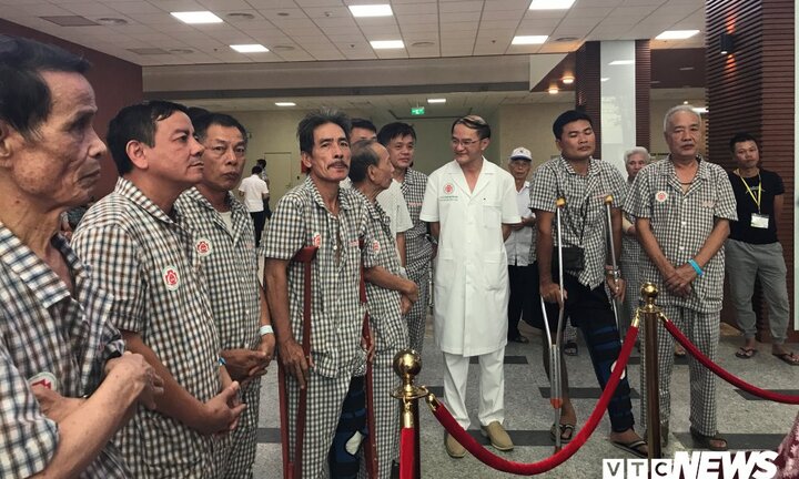 Bệnh nhân háo hức chờ biểu diễn âm nhạc, nghe piano tại bệnh viện