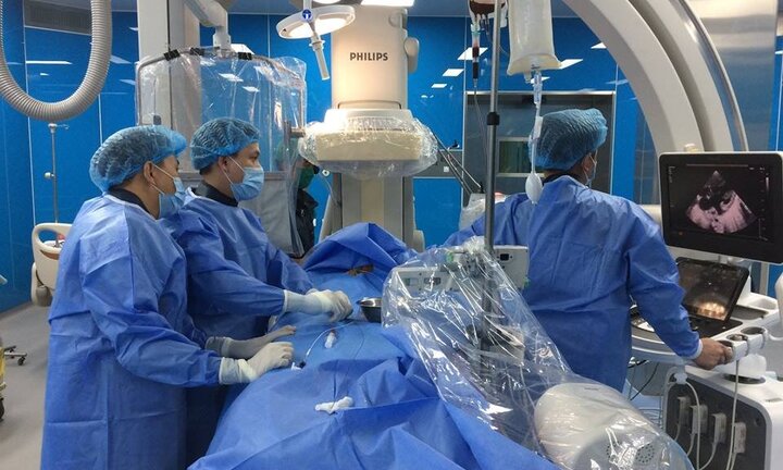 Viêm phổi, suy tim, cháu bé 30 ngày tuổi nguy kịch