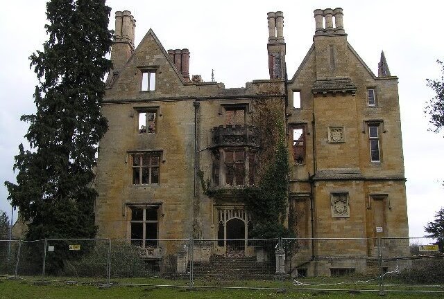 Hình ảnh đầy ám ảnh về những bệnh viện ma bỏ hoang khắp thế giới