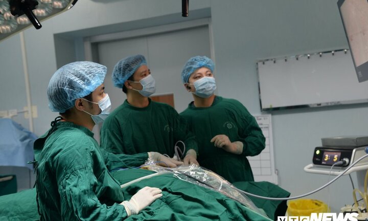 Gặp bác sĩ người Việt đầu tiên thực hiện kỹ thuật mổ mới, cả thế giới chưa ai làm được