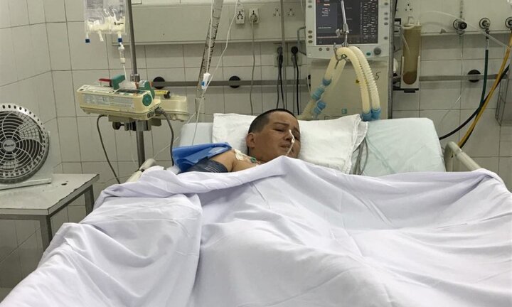 Tiếng khóc xót xa của chàng trai 22 tuổi, gồng mình trả nợ, chăm mẹ nguy kịch trên giường bệnh