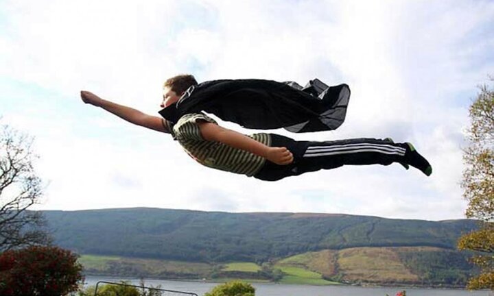 Bay từ tầng 3 xuống đất vì nghĩ mình là siêu nhân