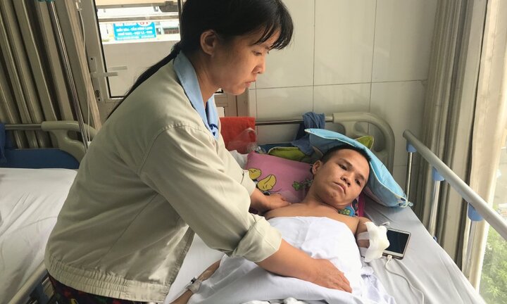 Nỗi đau tột cùng của chàng trai 27 tuổi nguy cơ phải cắt cụt tay, chân sau tai nạn lao động