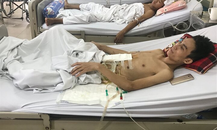 Xót thương vợ chồng nghèo định bán nhà lấy tiền chữa trị cho con trai