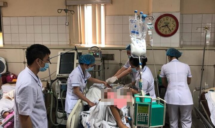 Tập đi xe đạp, bé trai 6 tuổi ngã đập đầu xuống đất nguy kịch
