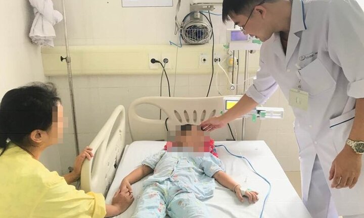 Mẹ cho uống nước lá lộc mại chữa táo bón, bé trai 4 tuổi suýt thiệt mạng