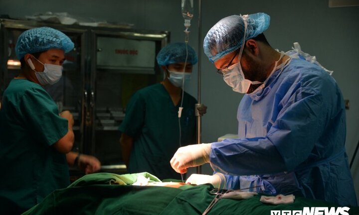 Bác sĩ Thổ Nhĩ Kỳ lặn lội sang Việt Nam học kỹ thuật mổ cả thế giới chưa ai làm được