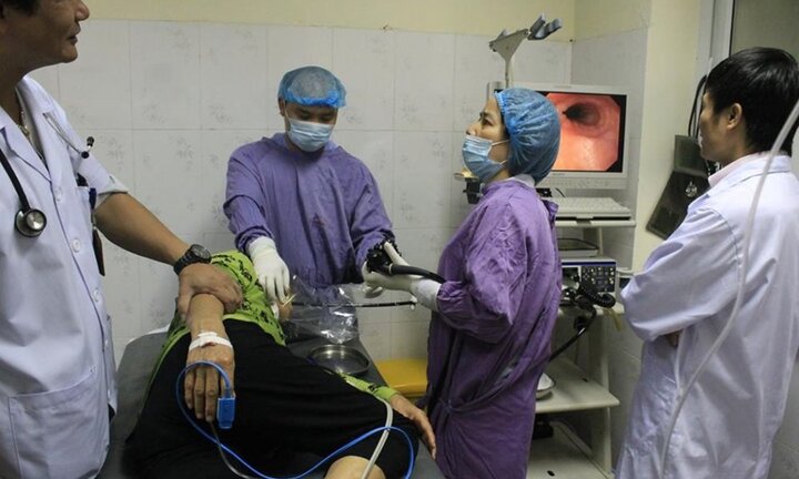 Tin lời quảng cáo dùng đá nano chữa bệnh, một phụ nữ bị hóc dị vật