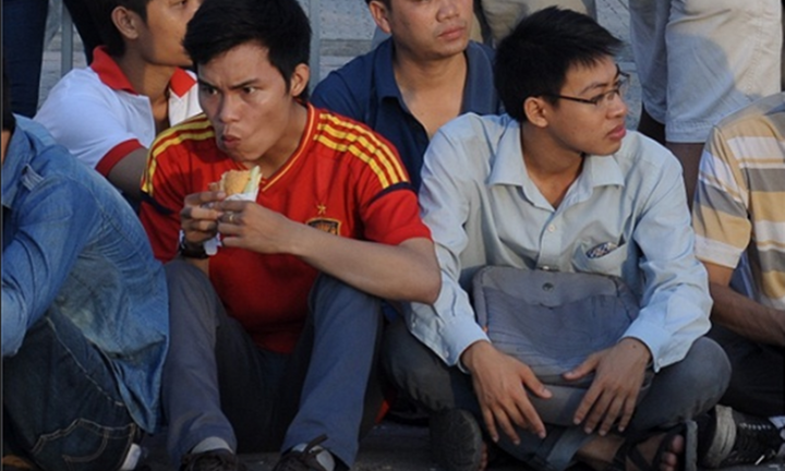 Mệt mỏi, kiệt sức khi chờ mua vé bán kết AFF Cup 2018 Việt Nam vs Philippines