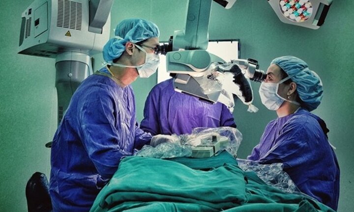 Tóc cuốn vào máy ép tôn, một phụ nữ bị lóc toàn bộ da đầu