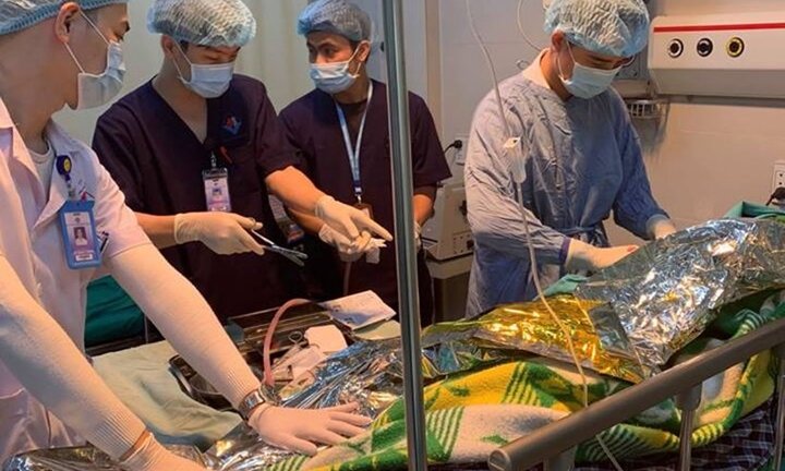 Cứu sống người đàn ông rơi vào máy bóc gỗ bị lột da toàn thân