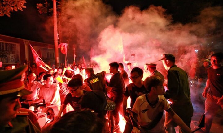 Mang pháo sáng 'đi bão' mừng tuyển Việt Nam chiến thắng, coi chừng bỏng nặng, ngộ độc khí