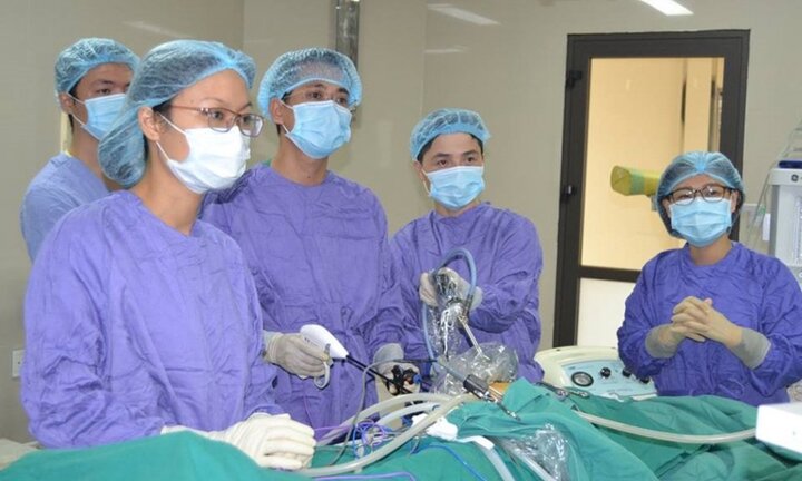 Một phụ nữ mang trên người hai khối u quái ác