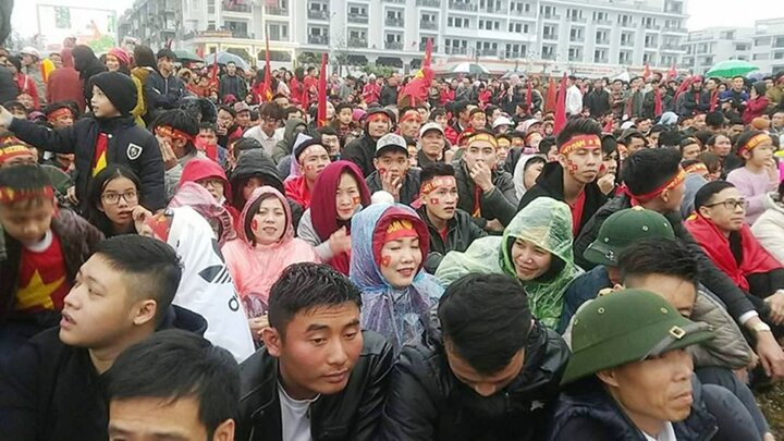 Đội mưa cổ vũ tuyển Việt Nam thi đấu, làm sao để không bị cảm lạnh?