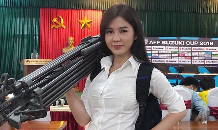 Ảnh: Hot girl truyền hình xinh đẹp luôn theo sát đội tuyển Việt Nam