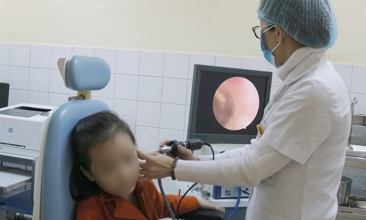 Hạt cườm chui vào tai 'quấy nhiễu' bé gái 5 tuổi