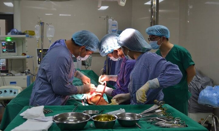 Dốc toàn lực cứu người đàn ông bị lưỡi dao máy cắt chè ‘chém’ gần đứt chân