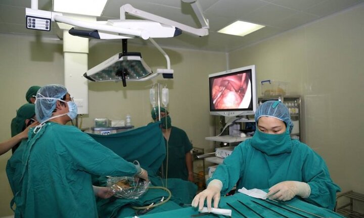 Vất vả ‘ngược xuôi’ cứu người đàn ông có trái tim bên phải