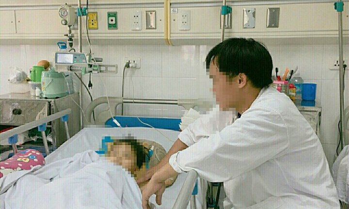 Bị ô tô kéo lê, bé gái 4 tuổi sốc đa chấn thương nặng, phải cắt cụt nhiều bộ phận