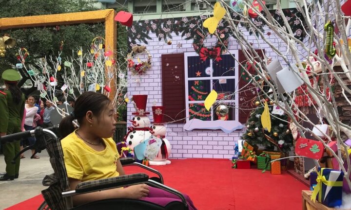 Bệnh nhi quên nỗi lo bệnh tật, háo hức nhận quà Giáng sinh ở Bệnh viện Nhi Trung ương