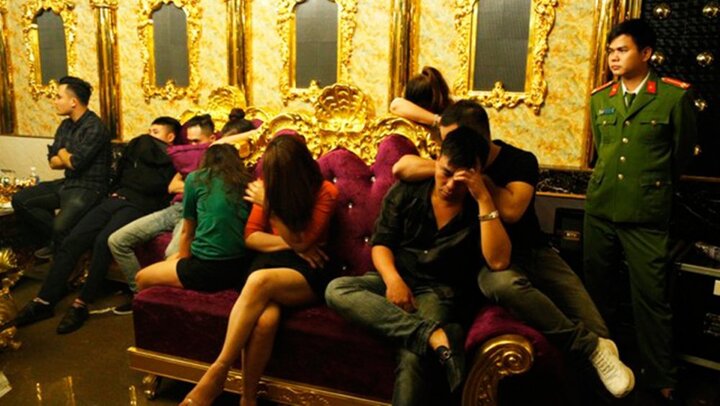 Hà Tĩnh: Chính cô giáo đưa ma túy vào tiệc sinh nhật ở quán karaoke