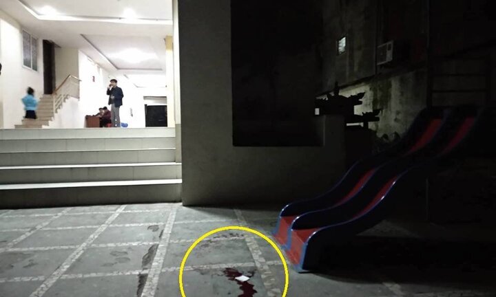 Vữa bê tông rơi từ chung cư xuống, bé trai 3 tuổi thiệt mạng