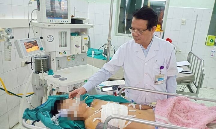 Ngã đập ngực vào vỉa ba toa, bé trai 12 tuổi bị đứt động mạch phổi