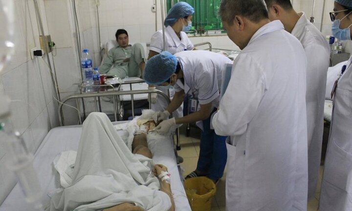 Chạy đua với thời gian cứu đôi chân người đàn ông bị tai nạn giao thông