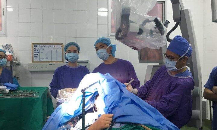 Kỹ thuật mổ 'thức tỉnh' lần đầu tại Việt Nam, bệnh nhân hát Quốc ca khi đang phẫu thuật