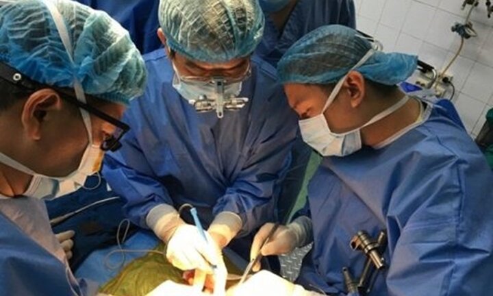 Cứu sống bé trai 2 tuổi vỡ dạ dày nguy kịch do tai nạn giao thông