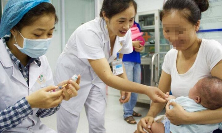 Bé 13 tháng tuổi nguy hiểm tính mạng do mẹ theo phong trào 'anti vắc xin'
