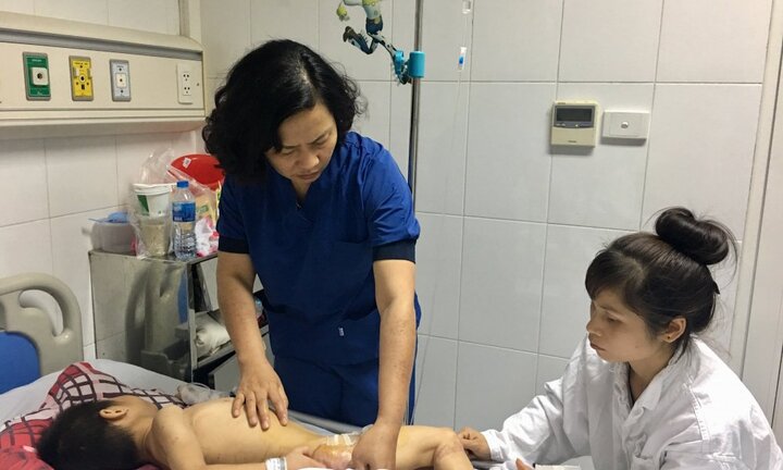 Bé trai bại não bị 4 con chó nhà cắn chi chít vết thương