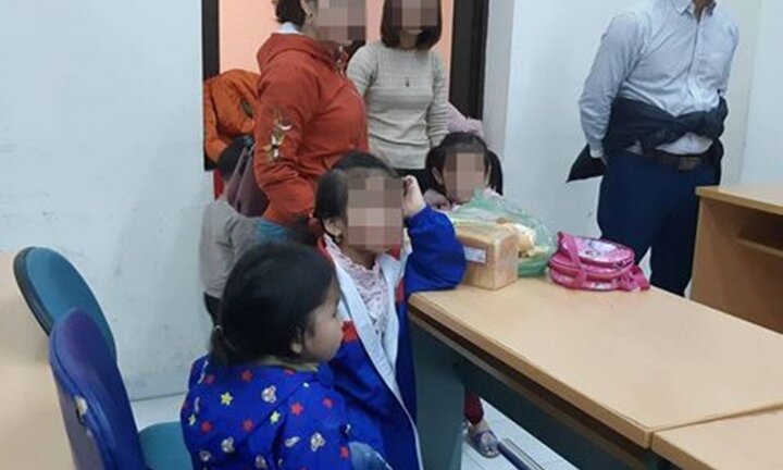400 trẻ từng ăn 'thịt bẩn, gà thối' ở trường mầm non Bắc Ninh đi xét nghiệm bệnh