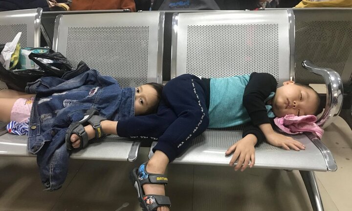 Ăn 'thịt bẩn, gà thối' ở trường mầm non: Phụ huynh cùng con vạ vật khắp bệnh viện chờ kết quả