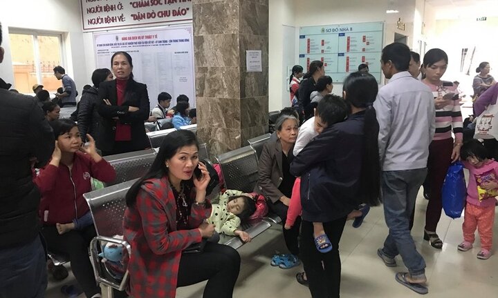 Ăn 'thịt bẩn, gà thối' ở trường mầm non: Quá tải trẻ em và phụ huynh tới xét nghiệm