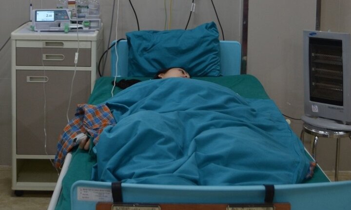 Trắng đêm nối bàn tay đứt rời cho người phụ nữ 31 tuổi