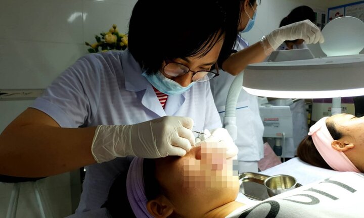 Mặt bị tàn phá nghiêm trọng do tin lời quảng cáo lăn kim làm đẹp tại cơ sở thẩm mỹ ‘đểu’