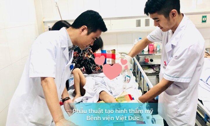 Va phải ốp ống xả xe máy, bé trai 6 tuổi bị đứt hai ngón chân