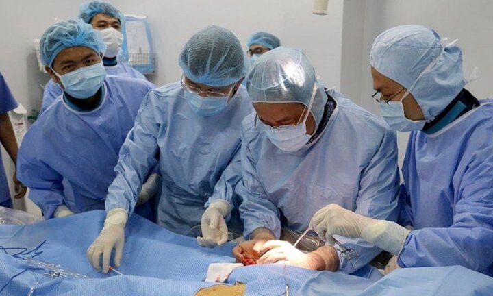 Lần đầu tiên một bệnh viện tuyến quận thực hiện can thiệp phình động mạch ngực bằng kỹ thuật cao