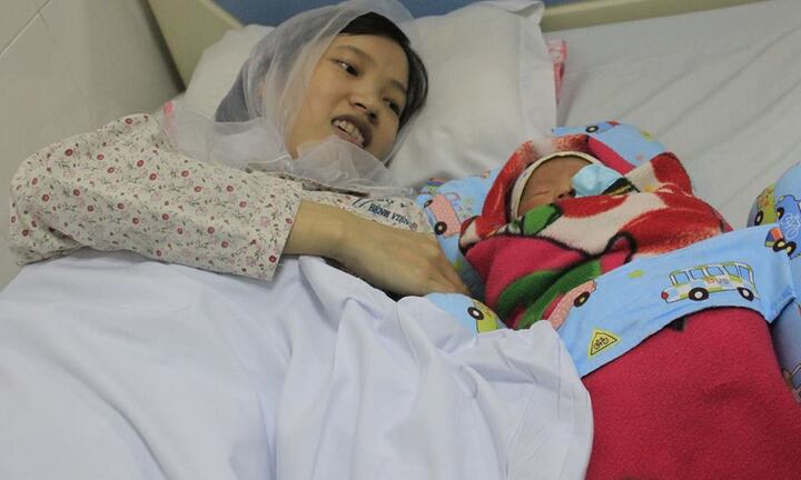 Vỡ òa khoảnh khắc sản phụ mắc bệnh tim bẩm sinh chào đón đứa con đầu lòng